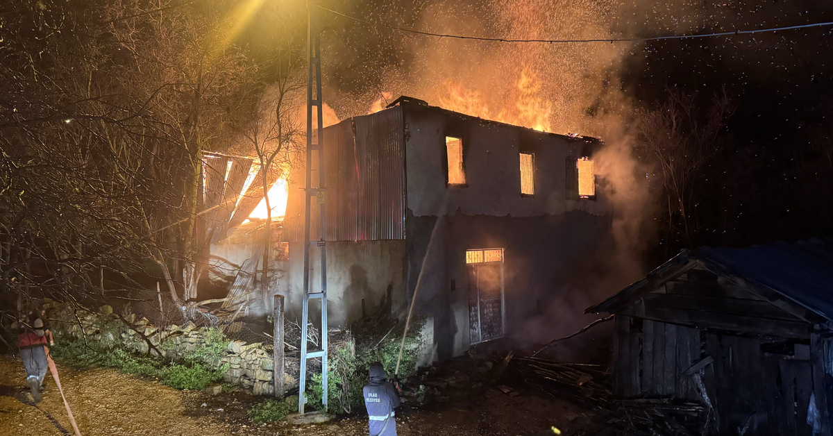 Karabük’te 2 katlı ev yangında küle döndü