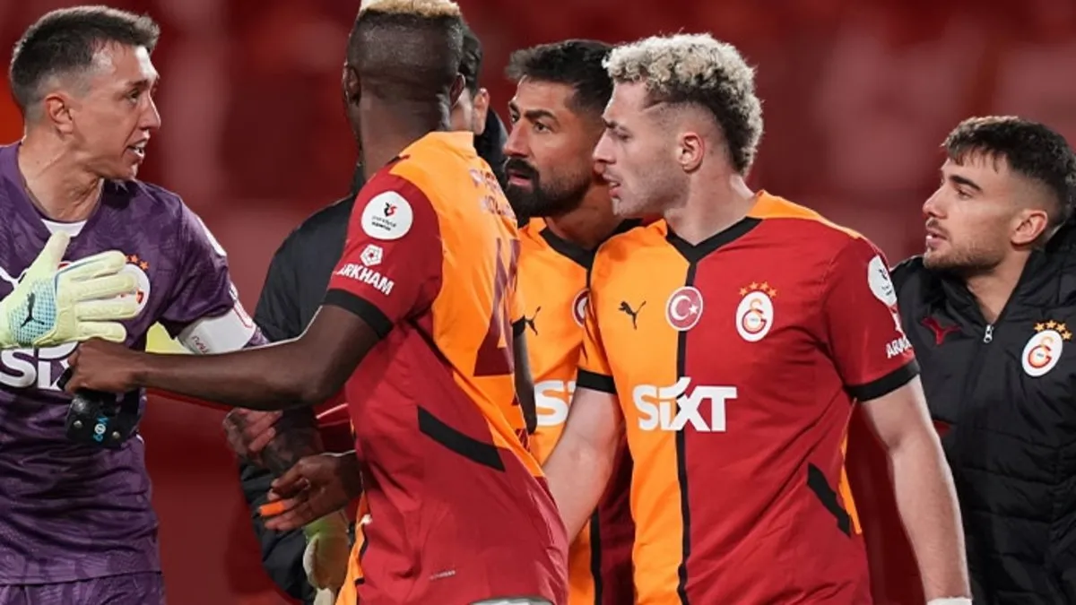 Galatasaray’da maç sonu flaş olay! İki yıldız oyuncu birbiriyle tartıştı…